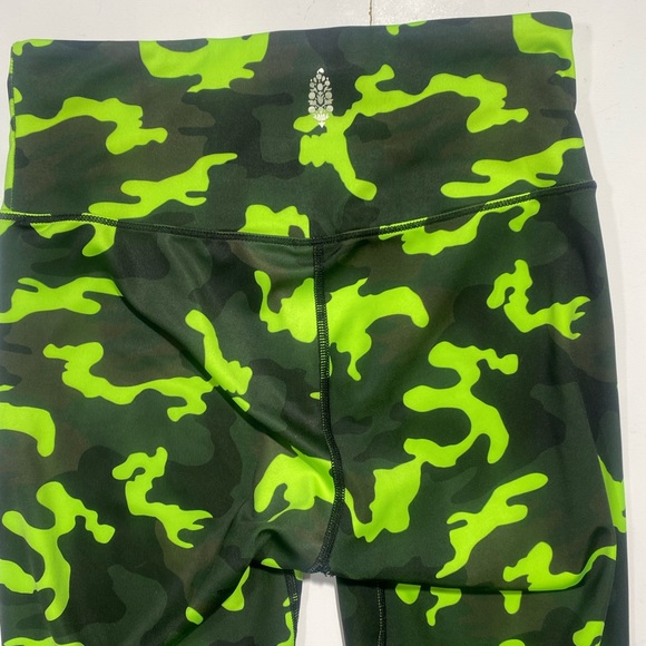Free People Movement Tide Is High Green Neon Camo 7/8 Activewear LeggingSize S-M - Picture 8 of 15